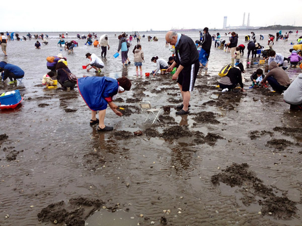 日帰りバスツアー「富津海岸潮干狩りと新浦安温泉」